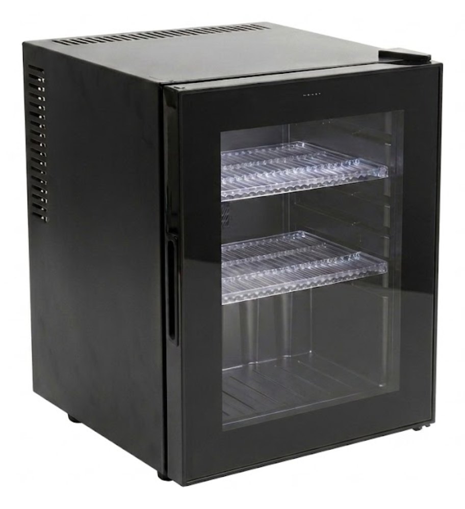 Minibar ξενοδοχείου με γυάλινη πόρτα και εσωτερικά ράφια